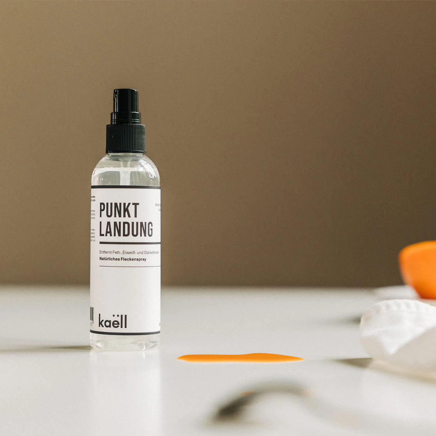 100ml Punktlandung Pflegespray von Kaëll, leichtes Reinigungs- und Pflegeprodukt für empfindliche Oberflächen in einer umweltfreundlichen Flasche.