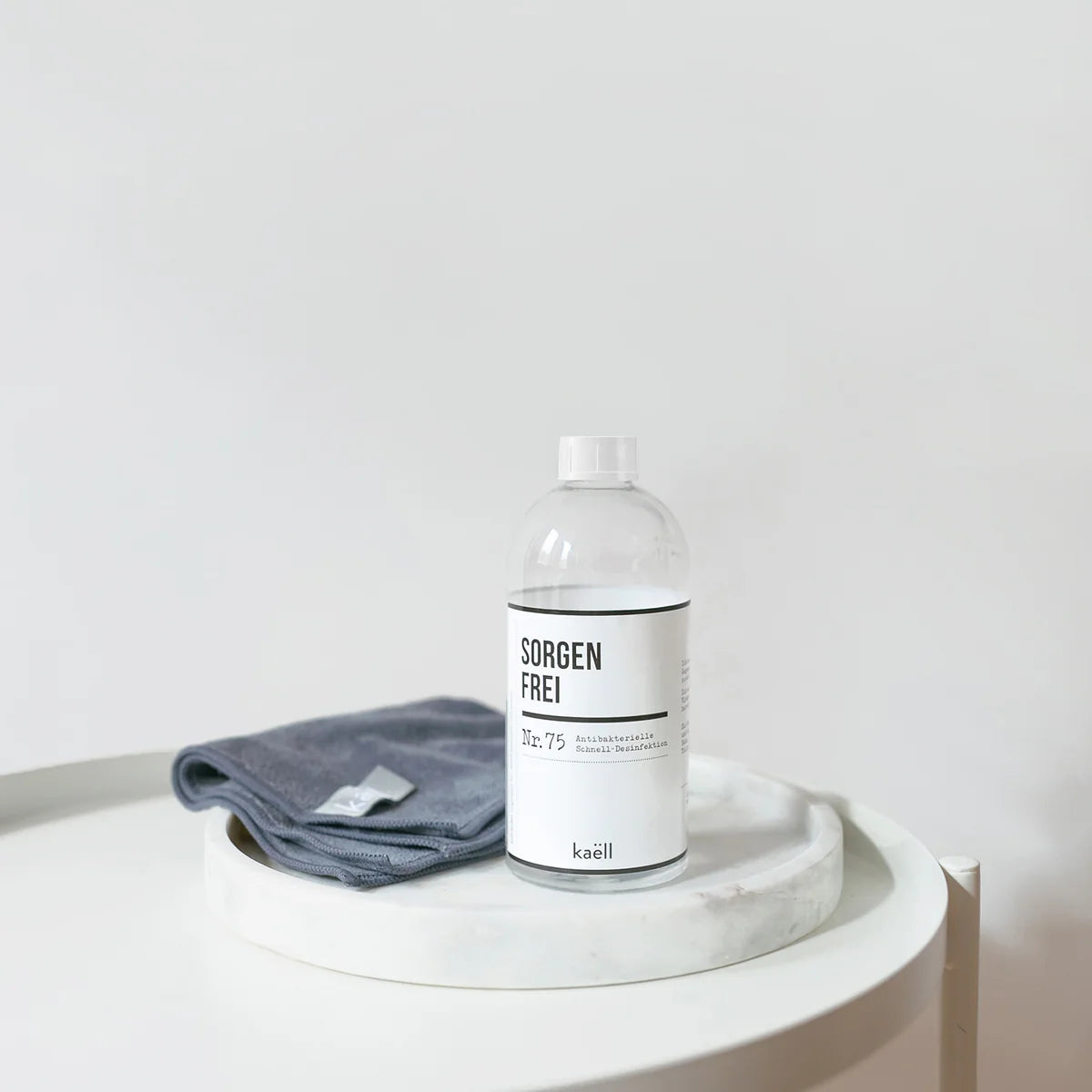 500 ml Sorgenfrei Desinfektion in Anwendung auf Oberflächen. Effektive Schnell-Desinfektion gegen Viren, Bakterien und Pilze, geeignet für alle abwaschbaren Materialien.