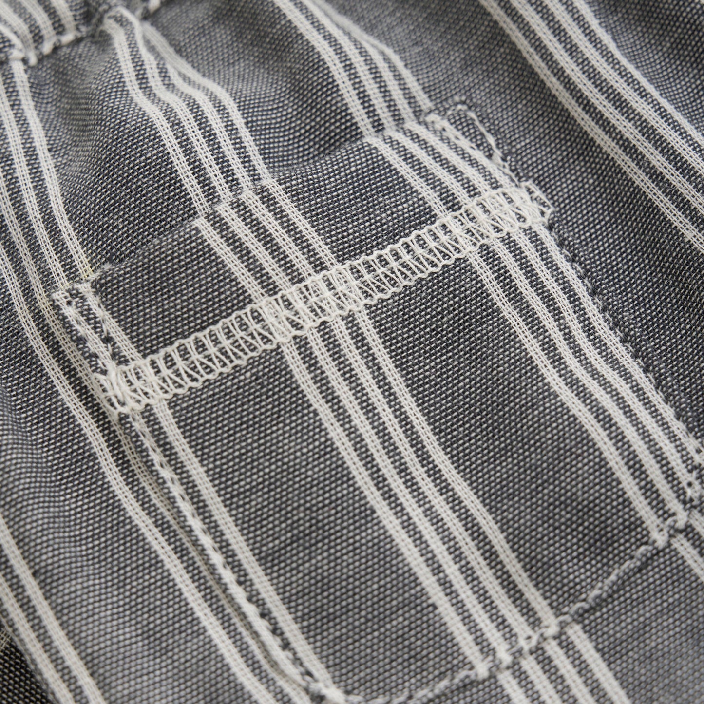 Gestreifte Hosen, grau/weiss