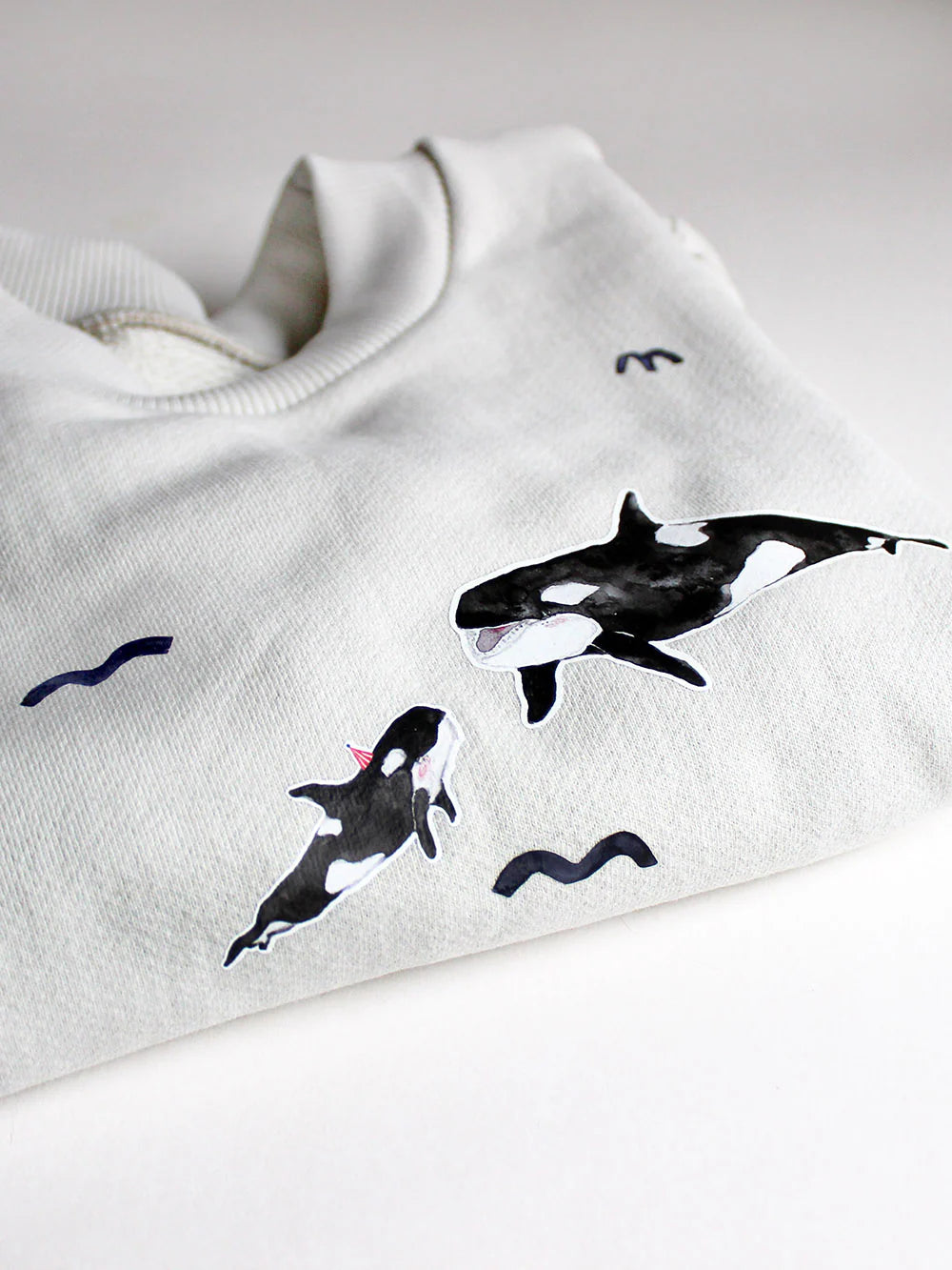 Bügelbild-Set „Meereswelt“ von Halfbird mit Orka auf weissem Pullover – zum Aufbügeln, erhältlich im Bärechind in Winterthur