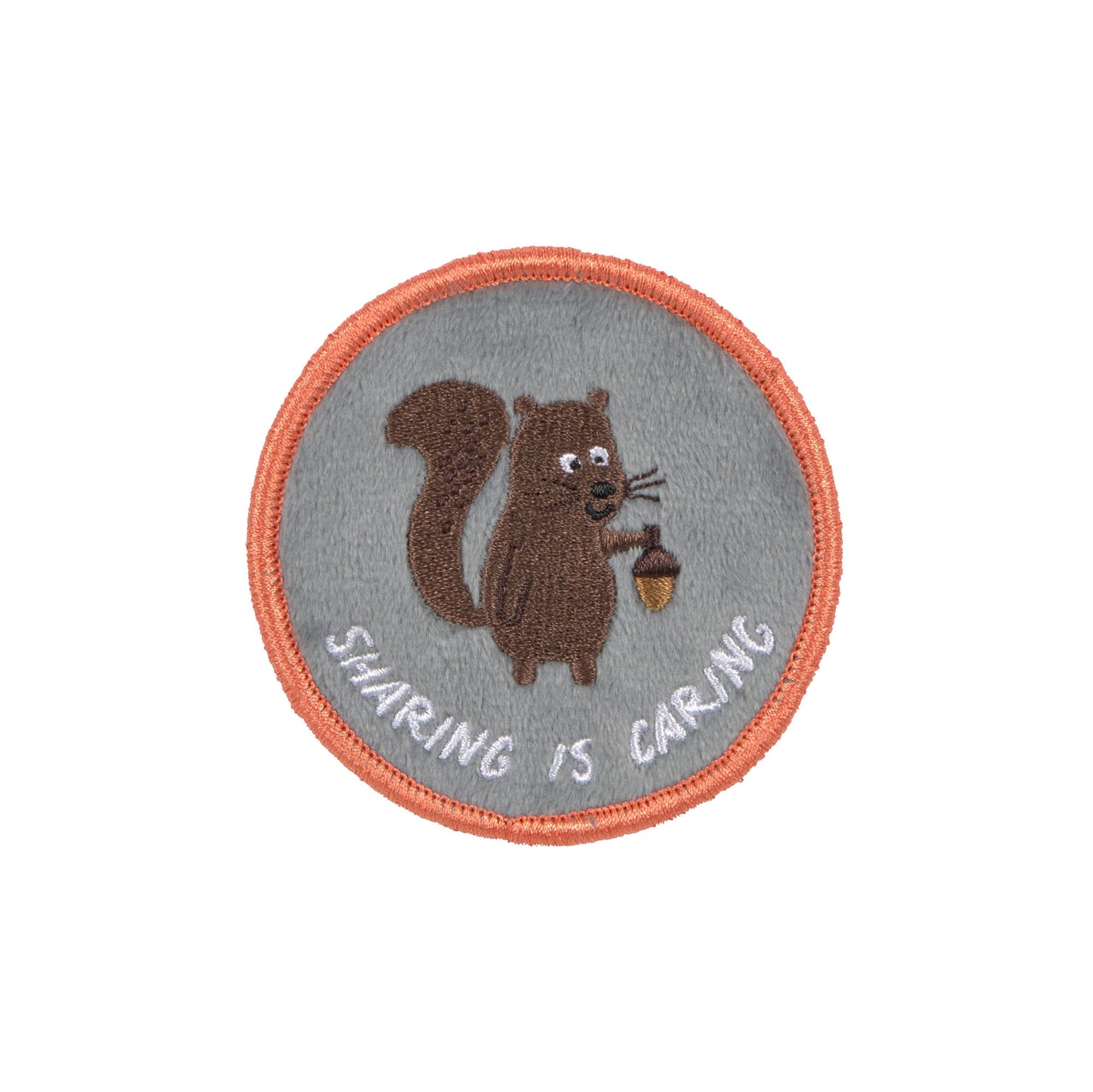 unde Patch mit Eichhoernchen-Motiv auf grauem Hintergrund, umrahmt von einer orangefarbenen Stickerei und der Aufschrift "Sharing is Caring".