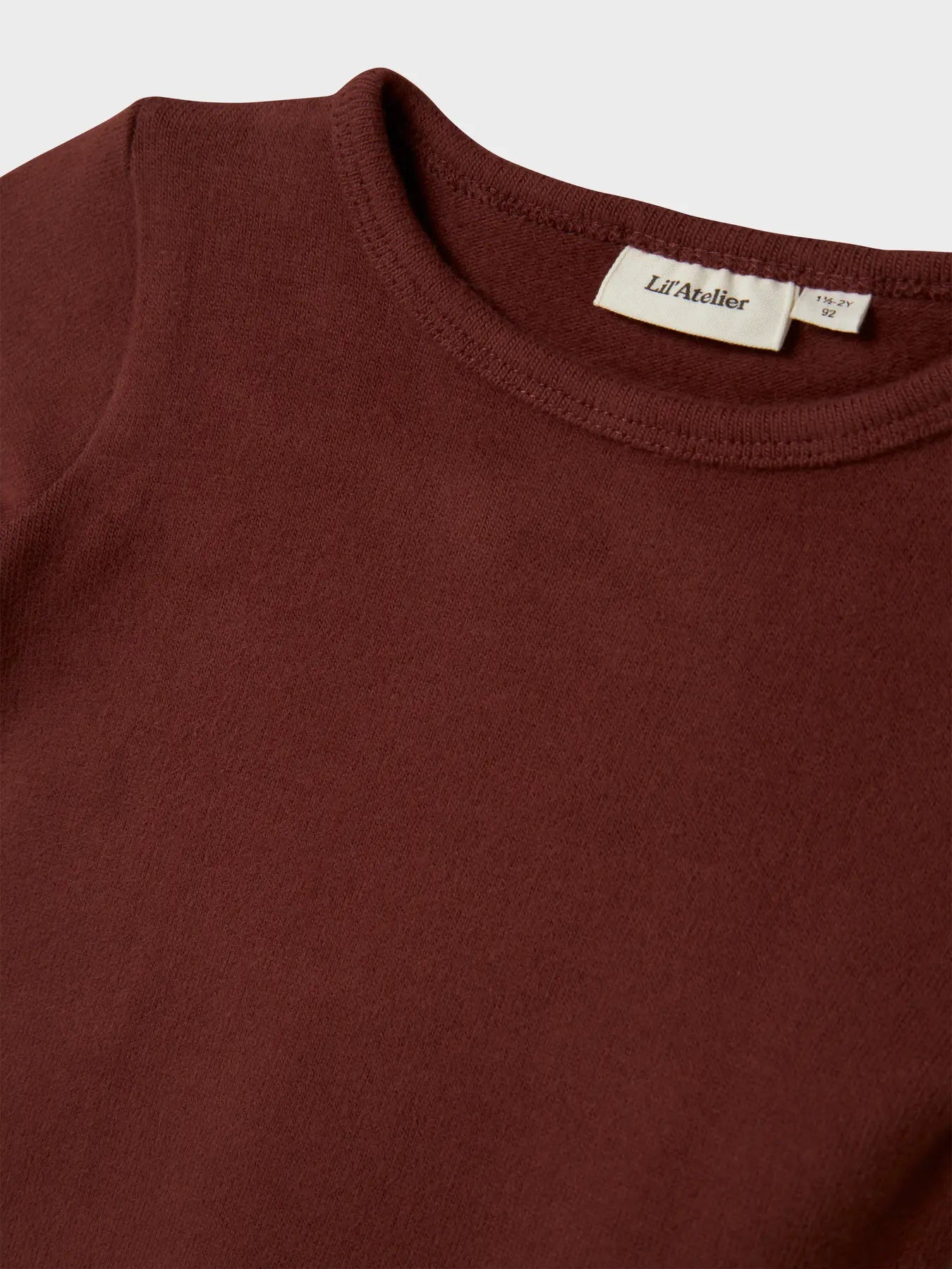 Nahaufnahme vom Kragen des LIL'ATELIER Langarmshirts aus gebürsteter Baumwolle – erhältlich bei Bärechind in Winterthur, Zürich, Schweiz.
