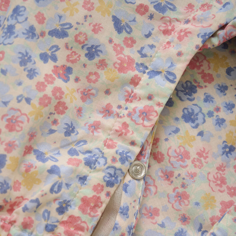 Nahaufnahme des Minymo Overalls mit farbenfrohem Blumenwiesen-Print und hochwertiger Verarbeitung.