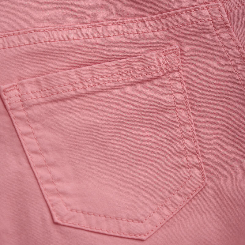 Detailaufnahme der Taschen und Nähte der Minymo Twill Shorts in Pink, aus nachhaltigem Material.