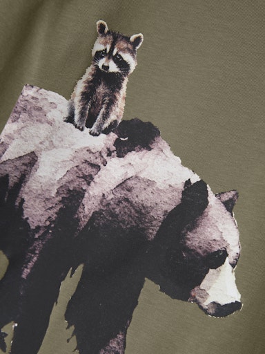 Detailaufnahme Bären-Print auf olivgrünem Kinder Langarmshirt aus Bio-Baumwolle, Bärechind Winterthur Zürich Schweiz