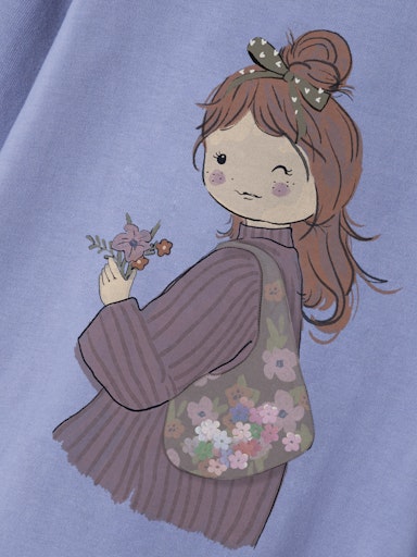 Detailaufnahme Mädchenprint auf lilablauem Langarmshirt aus Bio-Baumwolle, Bärechind Winterthur Zürich Schweiz