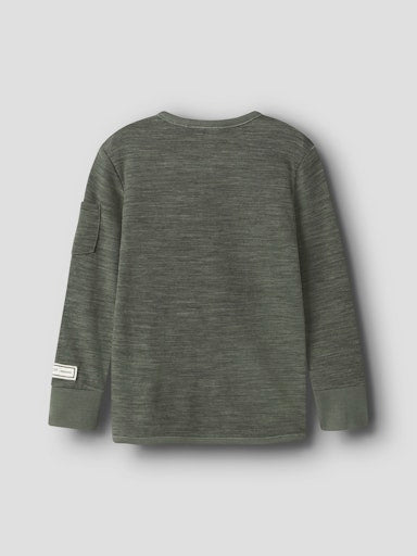 Rückseite eines Kinder Langarmshirts aus Wolle in Dried Sage grün, Bärechind Winterthur Zürich Schweiz
