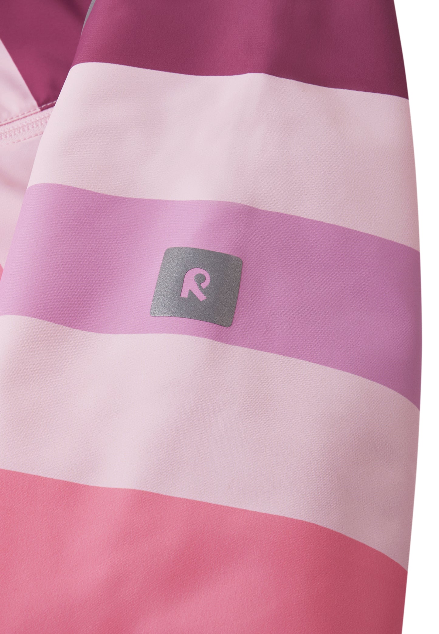 Reflektierende Details der Reima Kallavesi Kinder-Regenjacke in Pink. Erhöhte Sicherheit bei schlechten Lichtverhältnissen. Ideal für aktive Kinder – erhältlich bei Bärchind in Winterthur oder online in der ganzen Schweiz.
