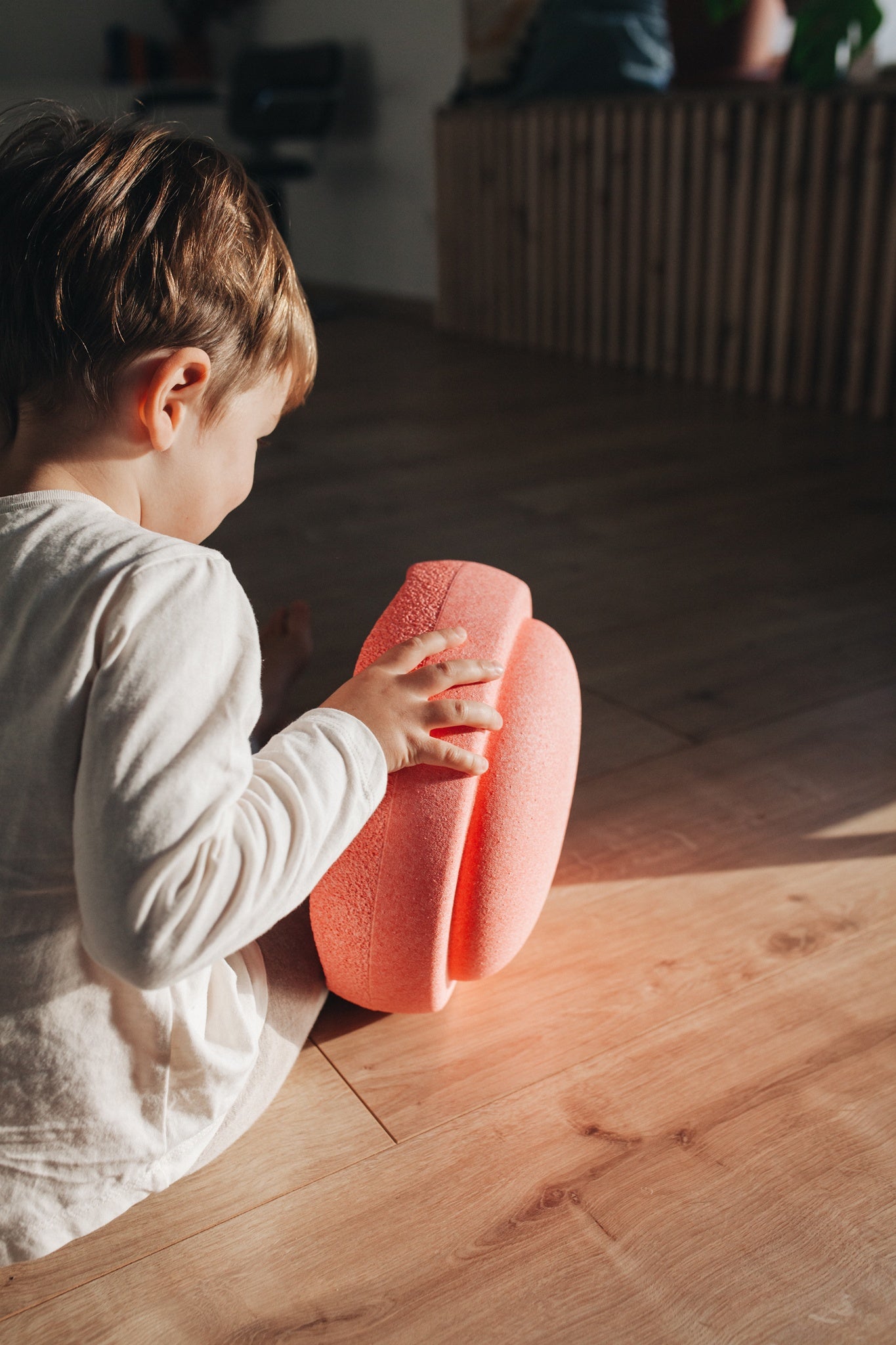 Kind spielt mit Stapelstein in Light Red – entdeckt im Bärechind, dem nachhaltigen Kinderladen in Zürich