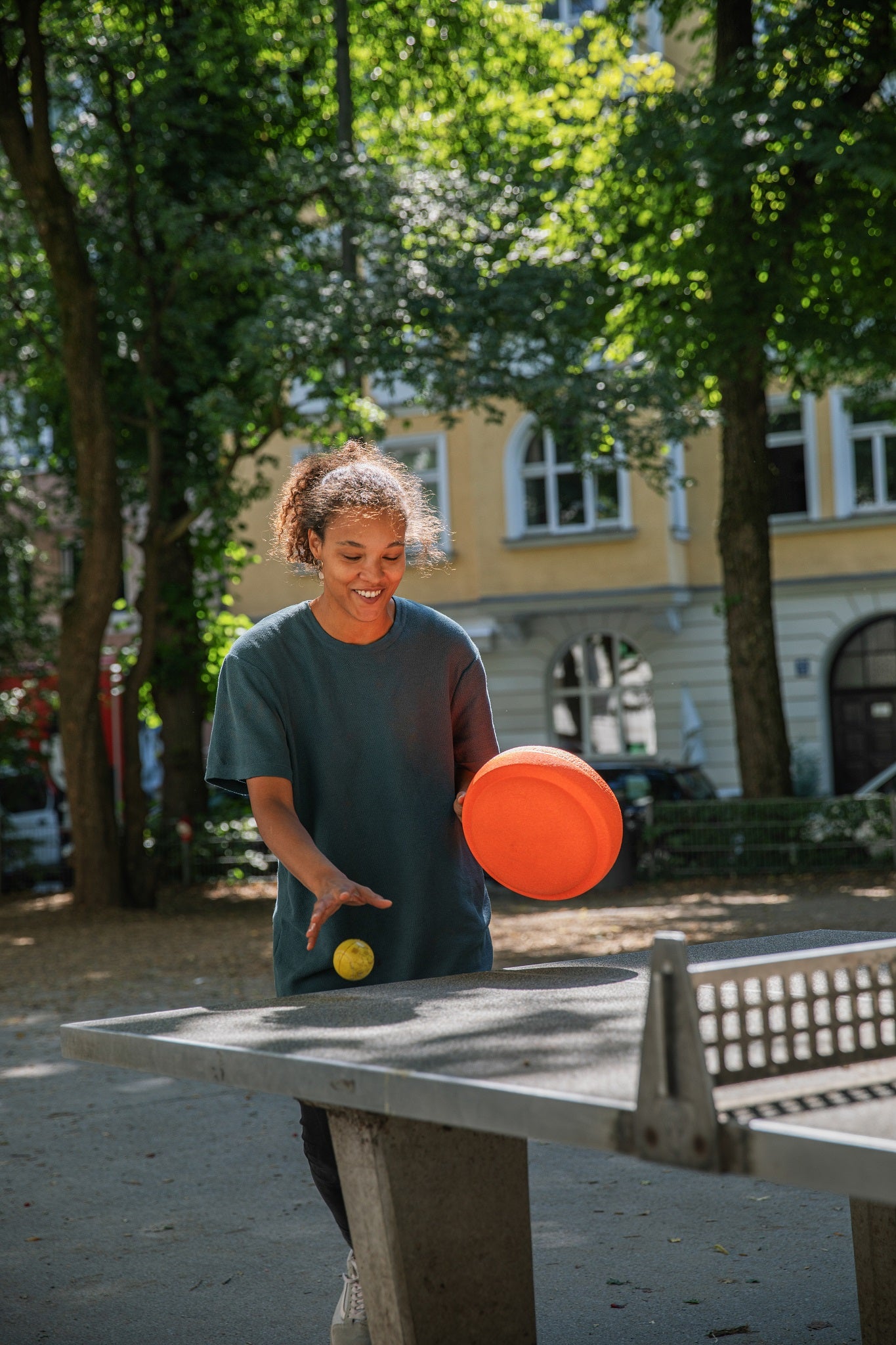 Kreativer Einsatz: Der Stapelstein Orange wird kurzerhand zum Ping-Pong-Schläger! Bewegungsspielzeug mit Fantasie, entdeckt im Bärechind Winterthur.