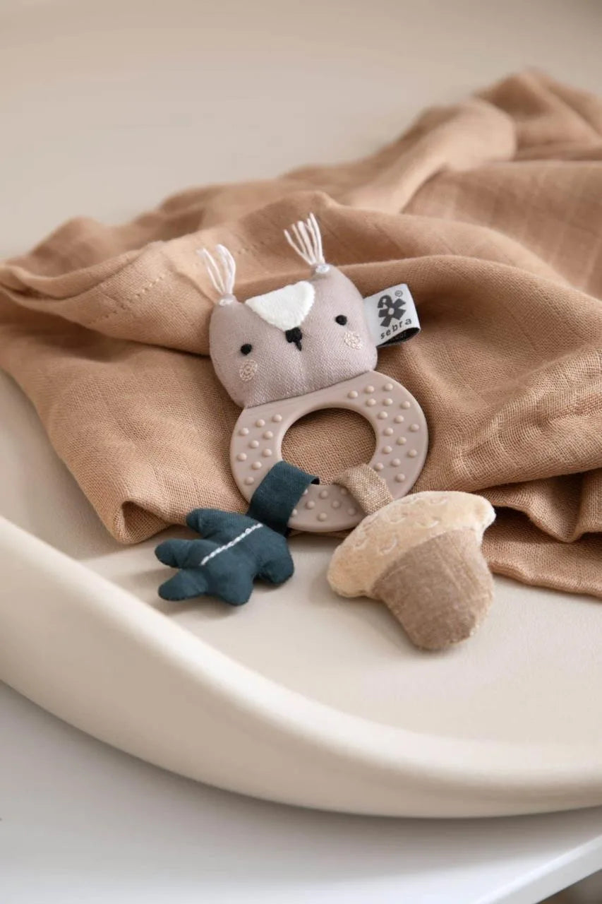 Nahaufnahme der Aktivitäts-Rassel Zappy von Sebra, mit Ring, Noppen und Aktivitätselementen aus der Woodland-Kollektion.