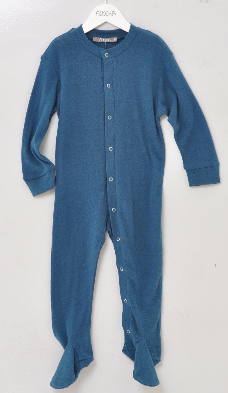 Baby-Schlafanzug mit Fuss aus 100 % Bio-Bourretteseide von Alkena in Blau – weich, hautfreundlich & GOTS-zertifiziert, erhältlich im Bärechind Winterthur