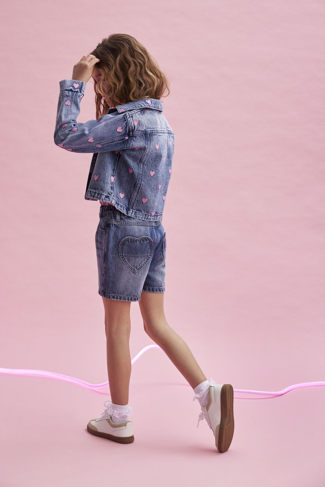 Angezogen: Herzförmige Tasche auf Denim-Shorts von Creamie – Erhältlich im Kinderladen in Winterthur
