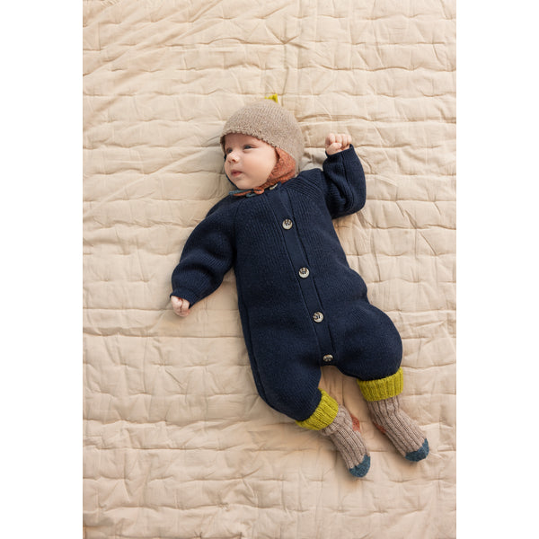 Liegendes Baby mit Azusa Socken von MarMar in Multicolour Block
