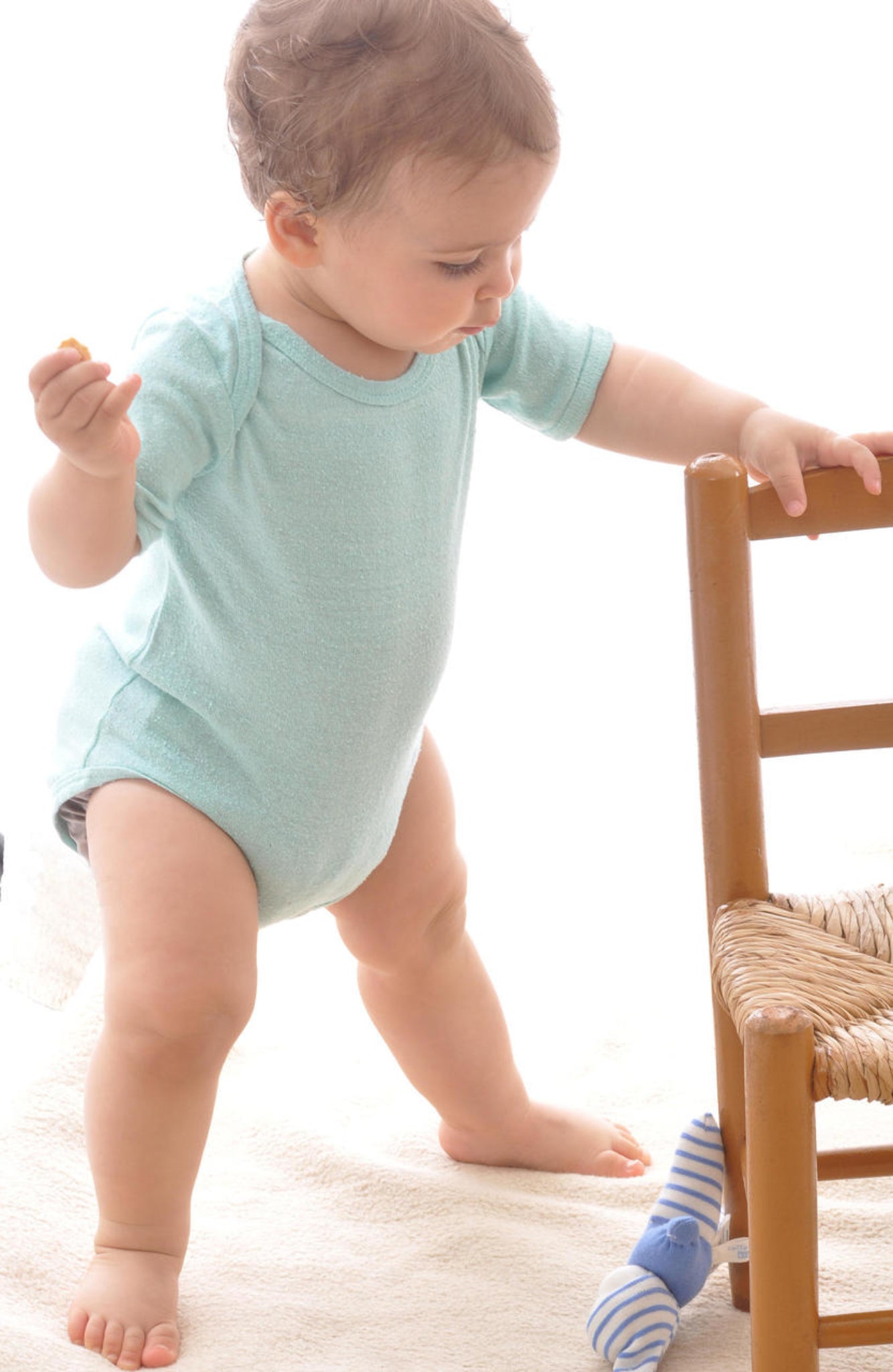 Kleinkind trägt Kurzarm-Body aus Seide von Alkena – natürliche Babybekleidung, erhältlich im Bärechind, Winterthur und online in der ganzen Schweiz