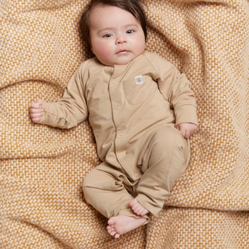 Baby Einteiler in Beige getragen von Baby im Alltag
