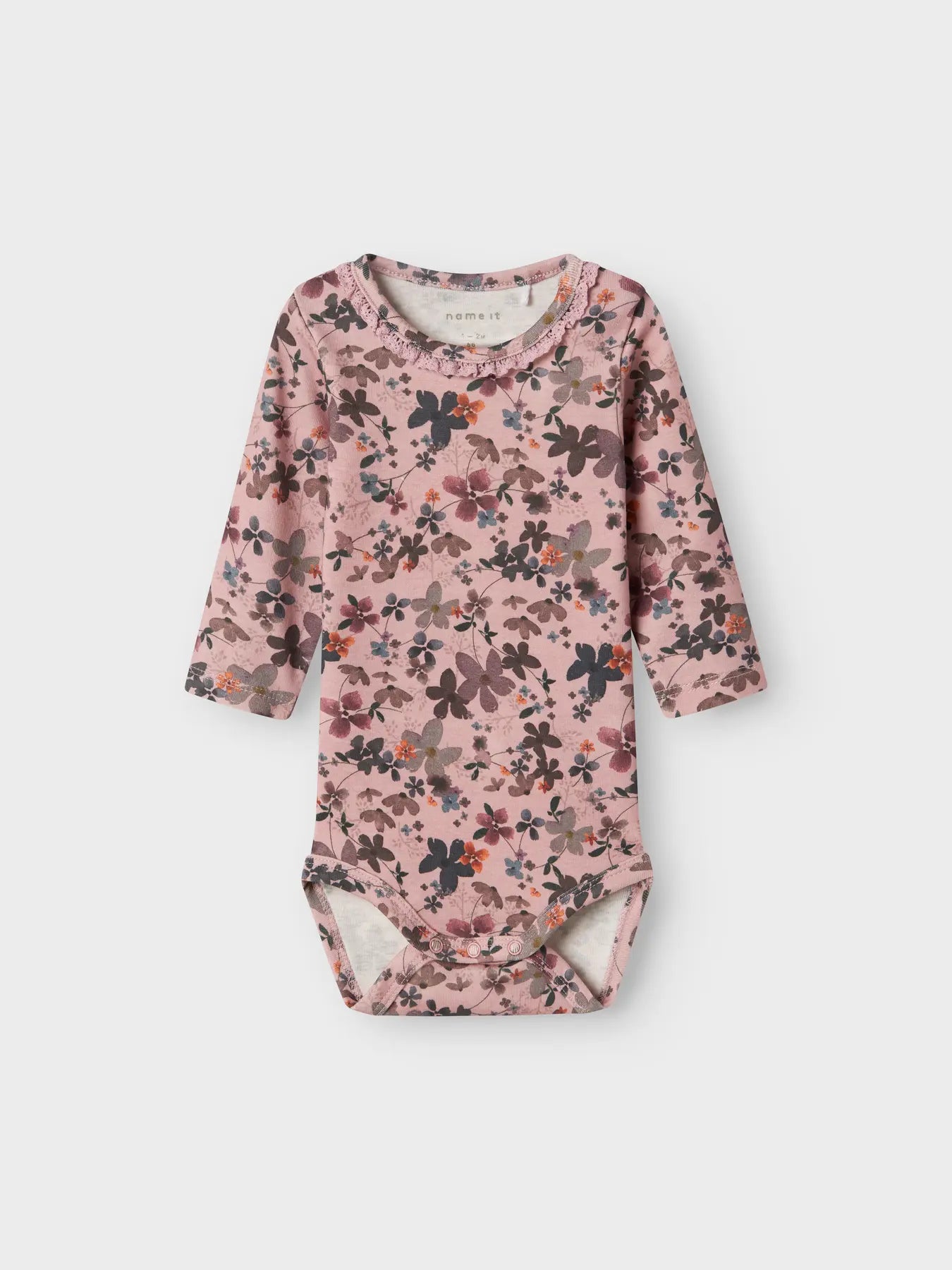 Vorderseite des NAME IT Babybodys mit Bio-Baumwolle und Blumendruck – erhältlich bei Bärechind in Winterthur, Zürich, Schweiz.