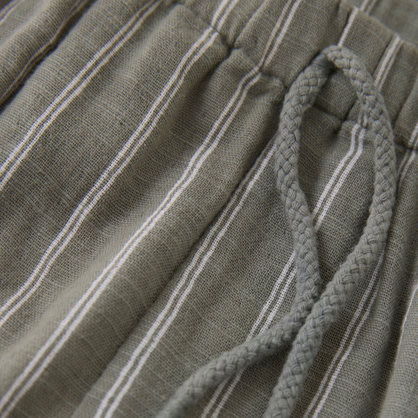 Weicher, atmungsaktiver Stoff der grauen gestreiften Babyhose von Minymo, ideal für empfindliche Babyhaut