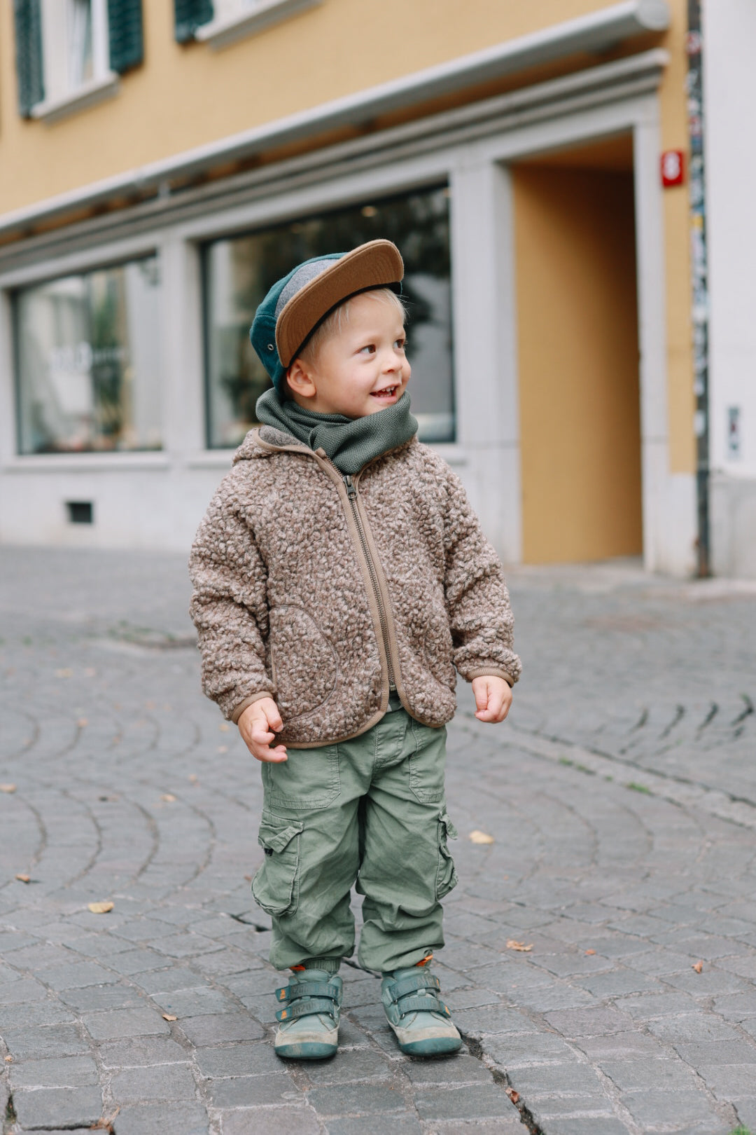 Nachhaltige Kinderkleidung von Bärechind in Winterthur: Wolljacke, Mütze und Loop.
