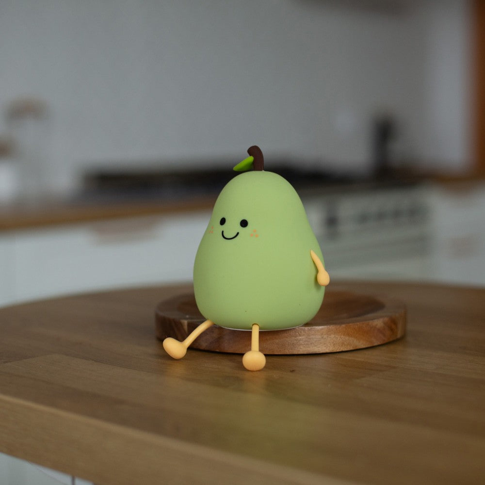 Leuchtende Birnenlampe auf Holztisch, warmes LED Nachtlicht, erhältlich im Bärechind Winterthur Zürich Schweiz.