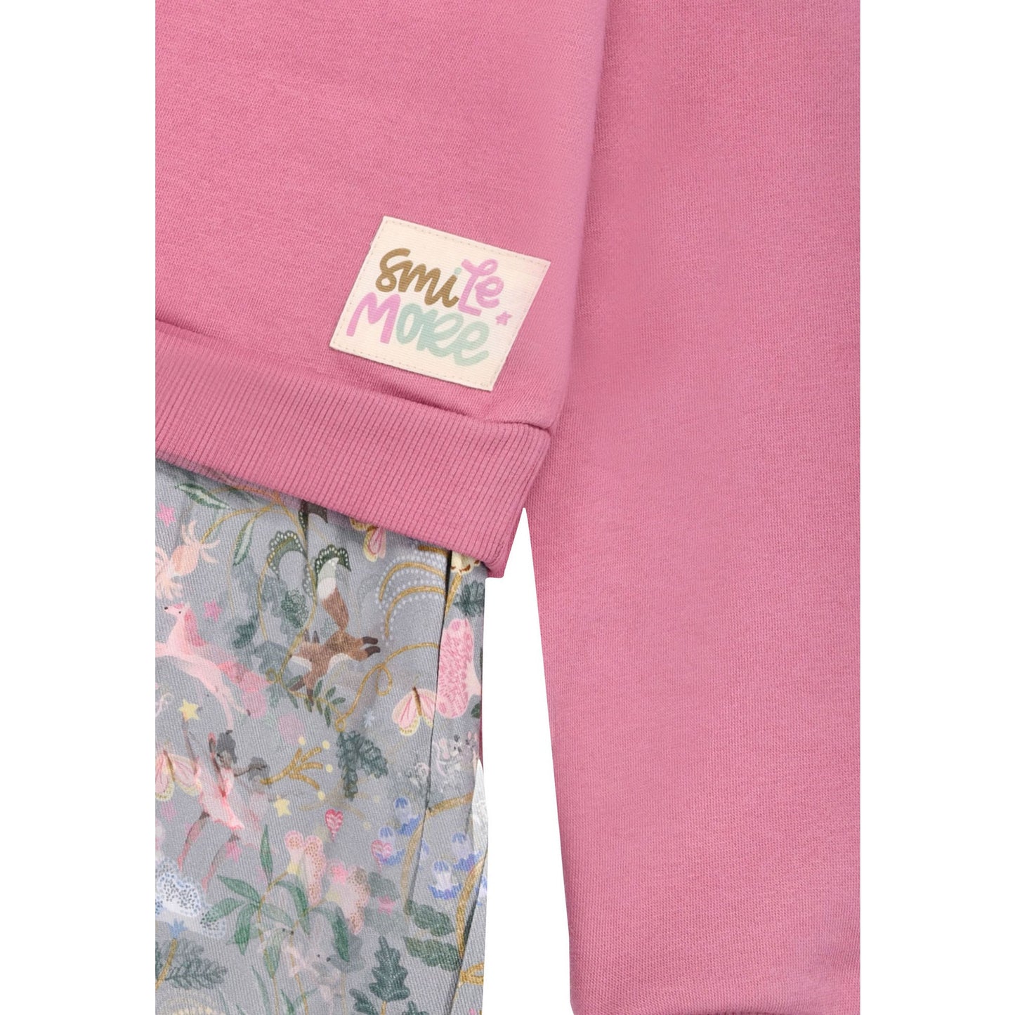 Detailaufnahme Bondi Kinder Kleid Phantasieallover – Stoffdetail und Weblabel, erhältlich im Bärechind Winterthur Schweiz