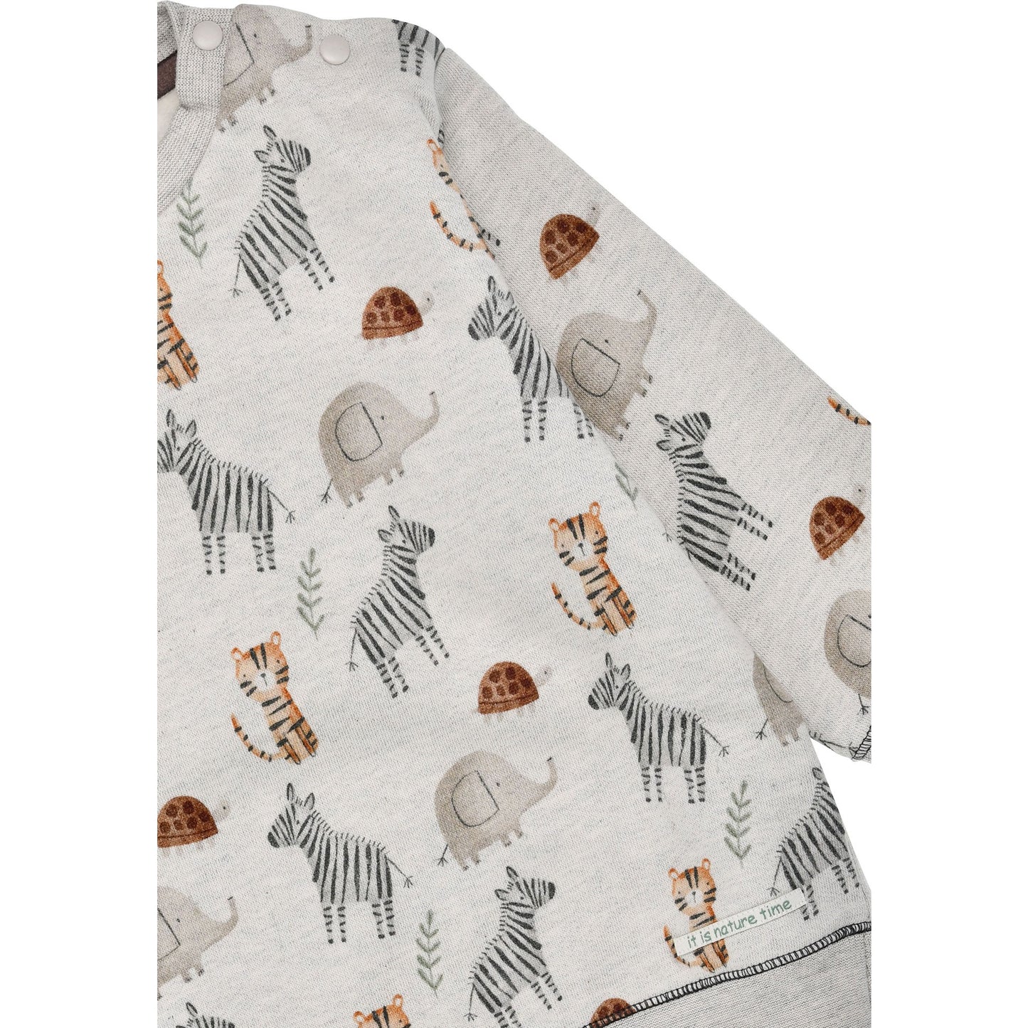Detailaufnahme Bondi Kinder Sweatshirt Safariallover – Safari-Print Stoff, erhältlich im Bärechind Winterthur Schweiz