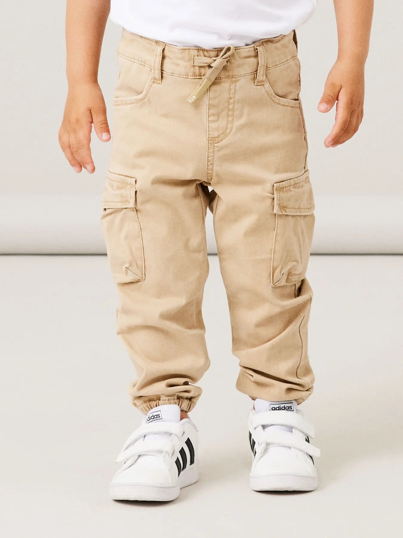 Kind trägt Cargohose von name it – bequemer Sitz und cooler Look