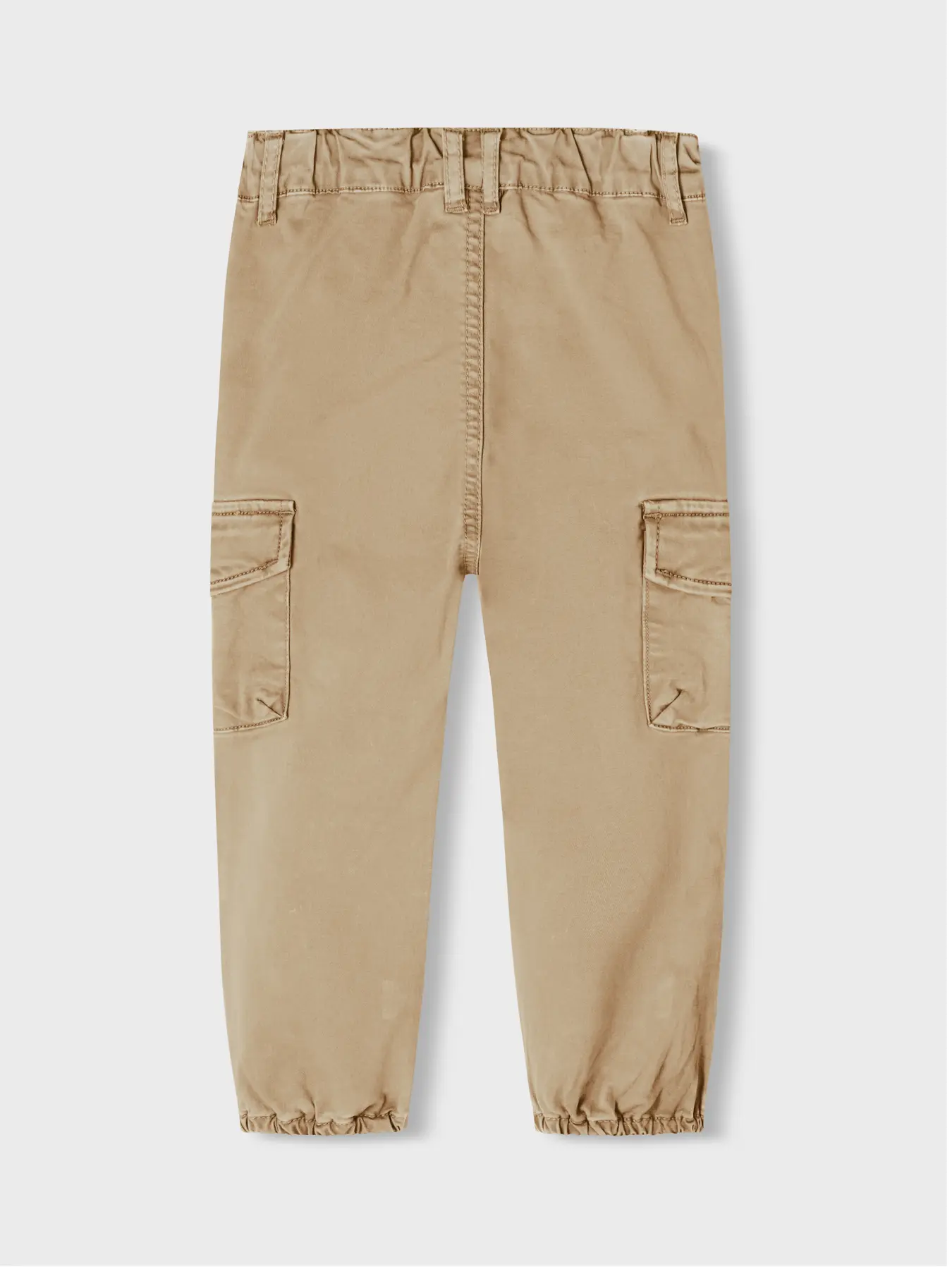 Rückansicht der Cargohose von name it in Beige – mit elastischem Beinabschluss