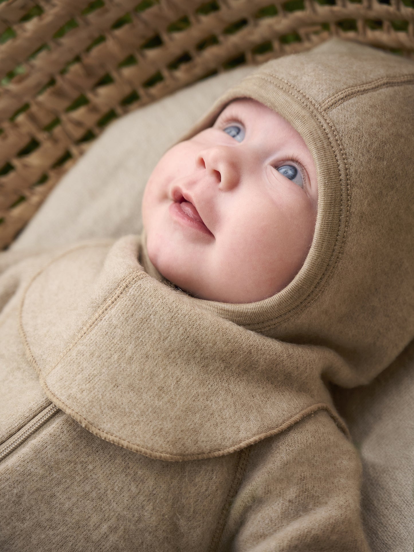 Baby trägt CeLaVi Balaclava aus Wolle in Braun – erhältlich im Bärechind in Winterthur, Zürich, Schweiz.
