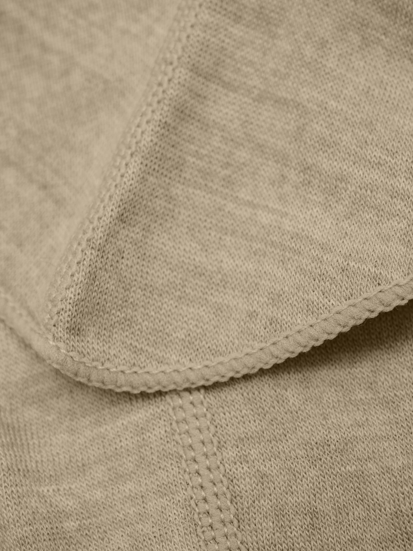 Nahaufnahme der weichen Wollstruktur der CeLaVi Balaclava in Brown – bei Bärechind in Winterthur, Zürich, Schweiz.