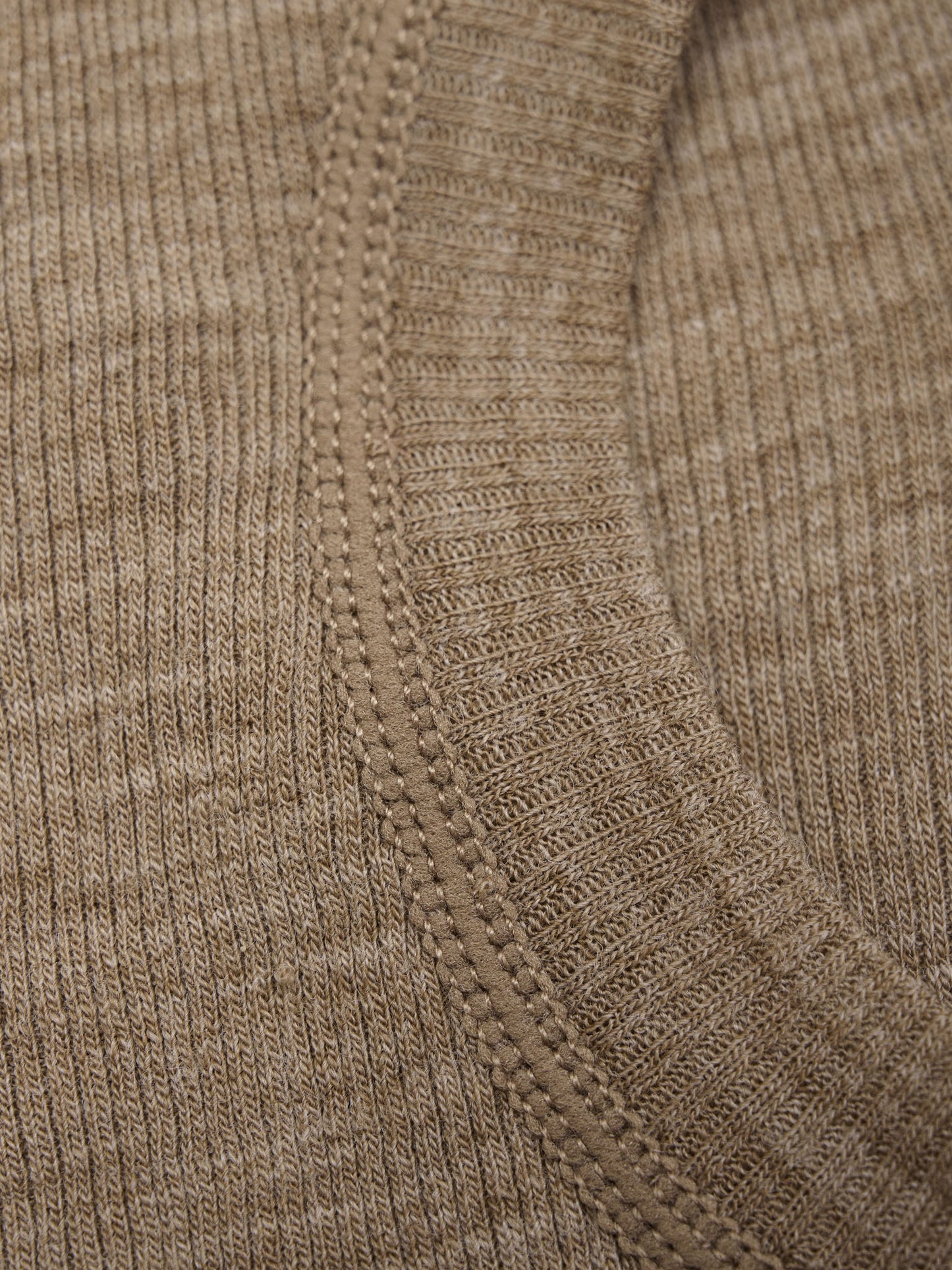 Detailansicht der CeLaVi Balaclava aus feiner Wolle – cocoa creme, Bärechind in Winterthur, Zürich, Schweiz.