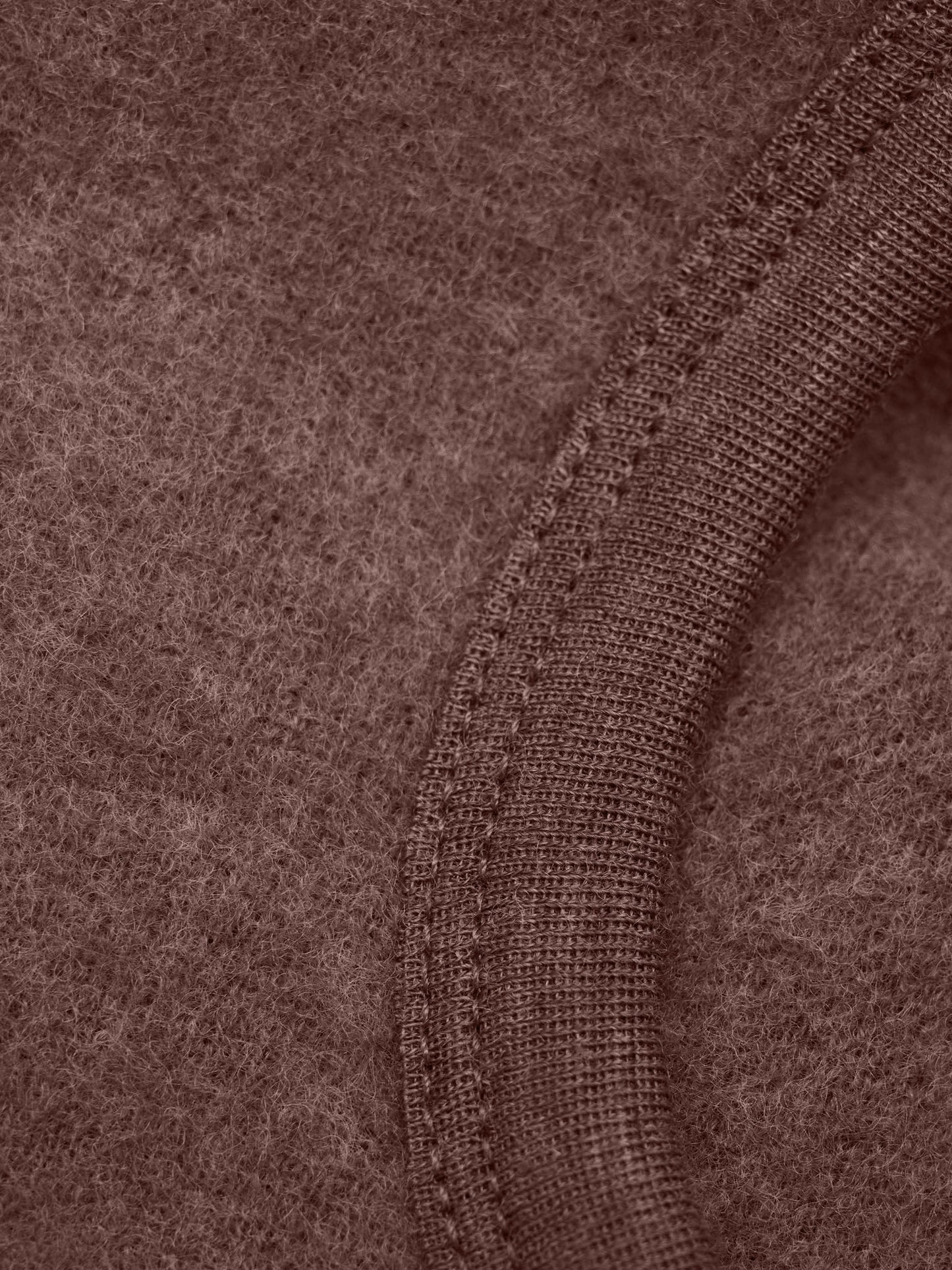 Detailansicht der Wollstruktur der CeLaVi Balaclava in Marron – zu finden im Bärechind in Winterthur, Zürich, Schweiz.