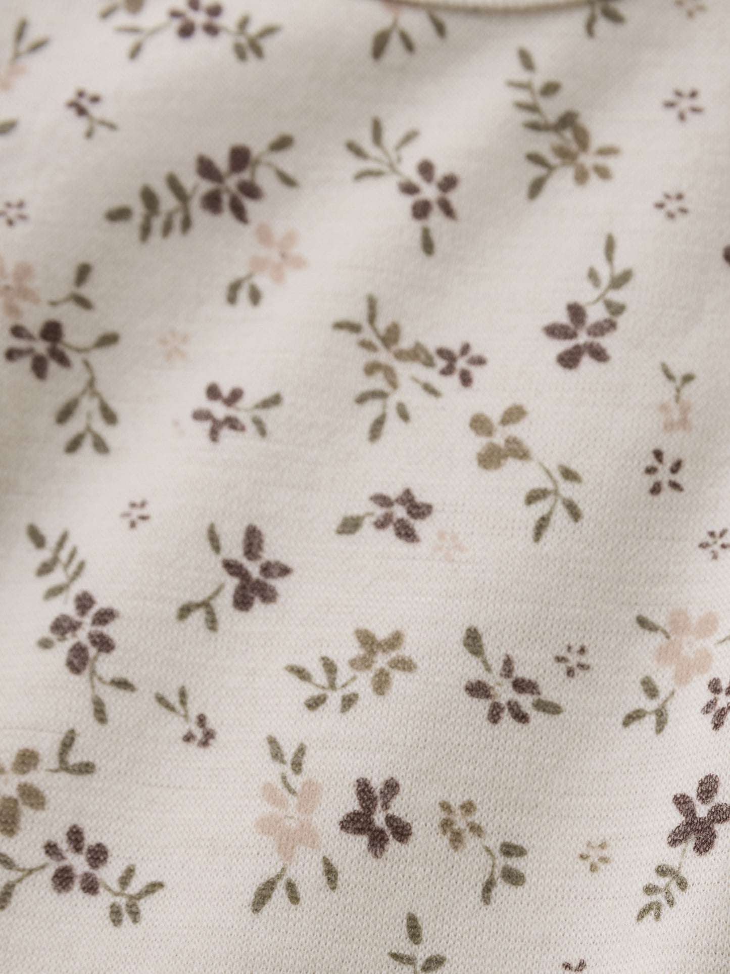 Stoffdetail mit floralem Print auf dem CeLaVi Body – im Bärechind in Winterthur, Zürich, Schweiz.