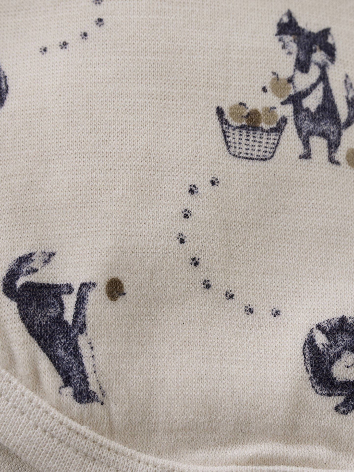 Stoffdetail mit Tiermotiv und Sternen auf dem CeLaVi Body – erhältlich im Bärechind in Winterthur, Zürich, Schweiz.