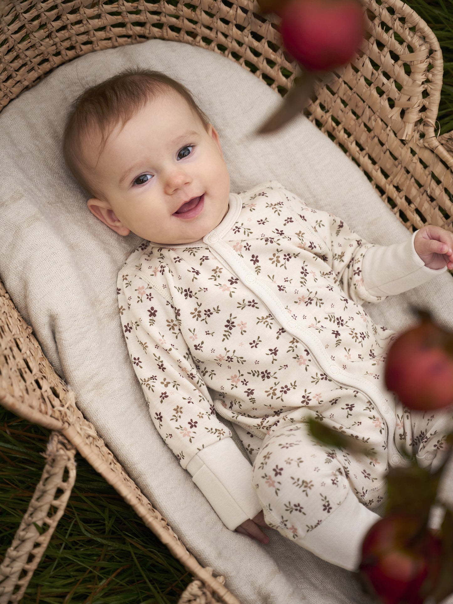 Baby trägt CeLaVi Jumpsuit mit Blumenmuster – erhältlich im Bärechind in Winterthur, Zürich, Schweiz.