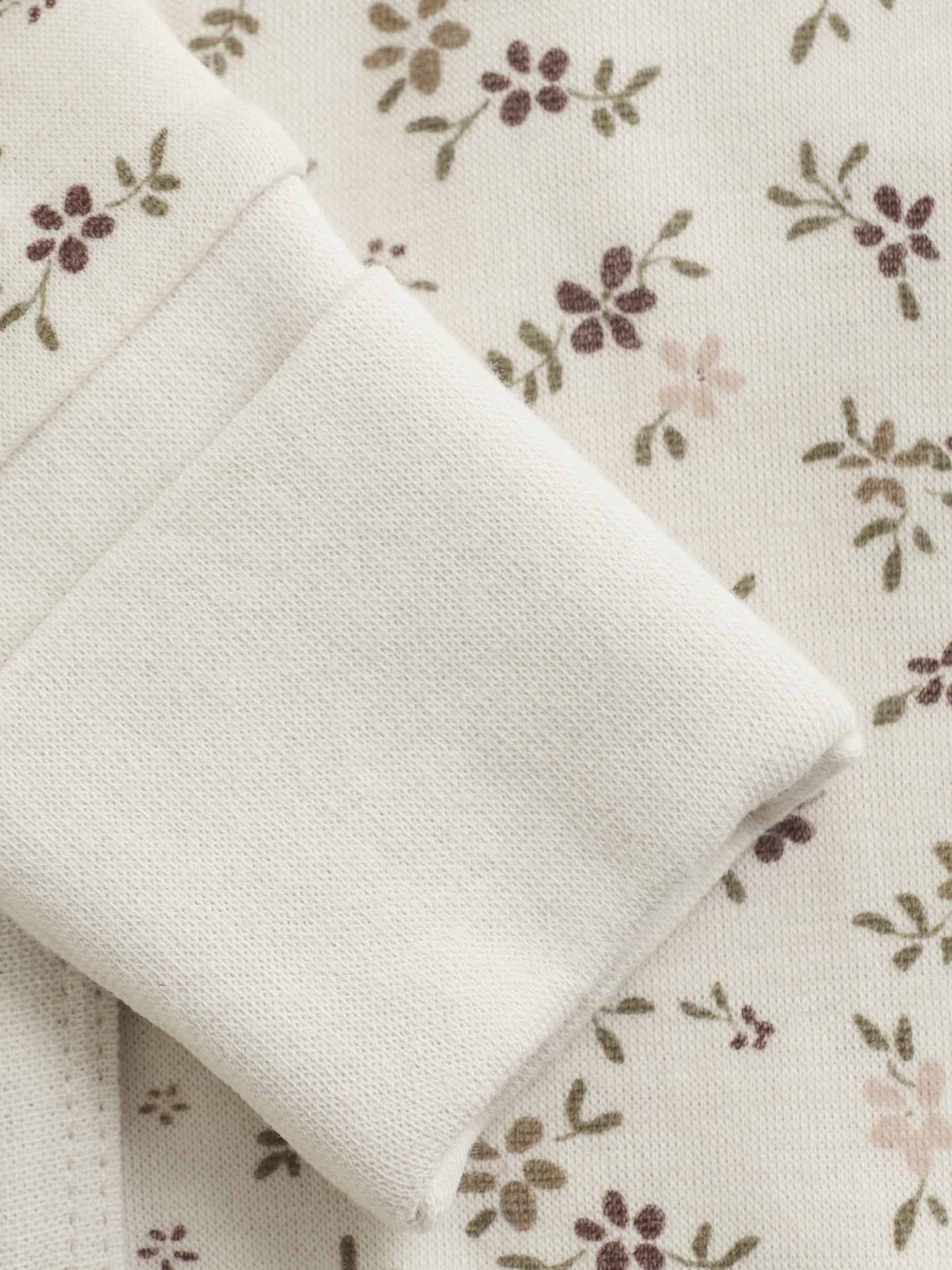 Stoffdetail mit zartem Blumenprint am CeLaVi Jumpsuit – im Bärechind in Winterthur, Zürich, Schweiz.