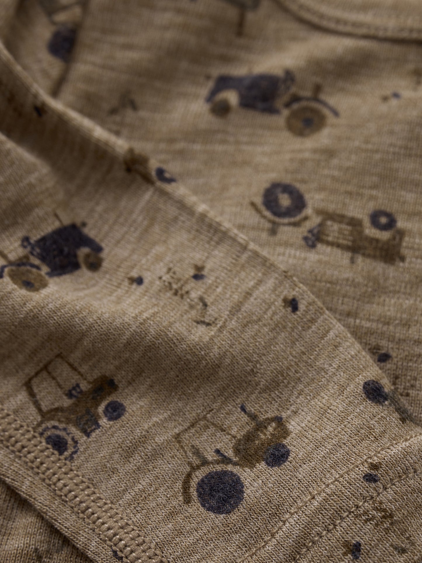 Detailaufnahme CeLaVi Body aus Wolle mit Traktormuster in cocoa creme, im Bärechind in Winterthur, Zürich Schweiz.