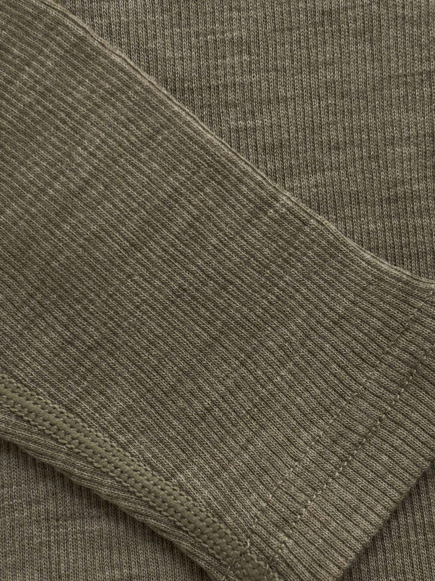 Detail des CeLaVi Langarmshirts aus Wolle – Farbe Dusky Green, im Bärechind in Winterthur, Zürich, Schweiz.