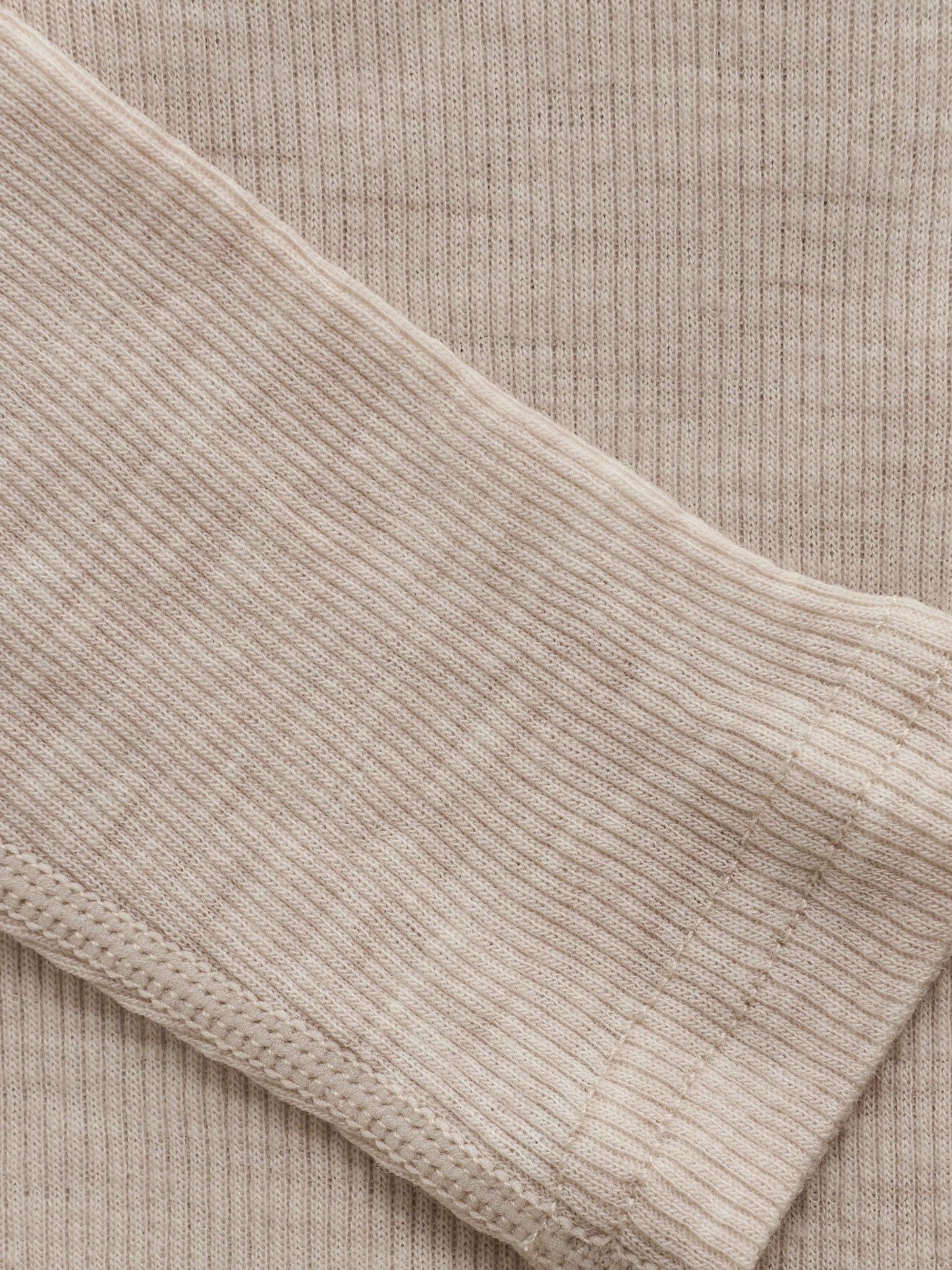 Detail des CeLaVi Langarmshirts in Rose Dust – im Bärechind in Winterthur, Zürich, Schweiz.
