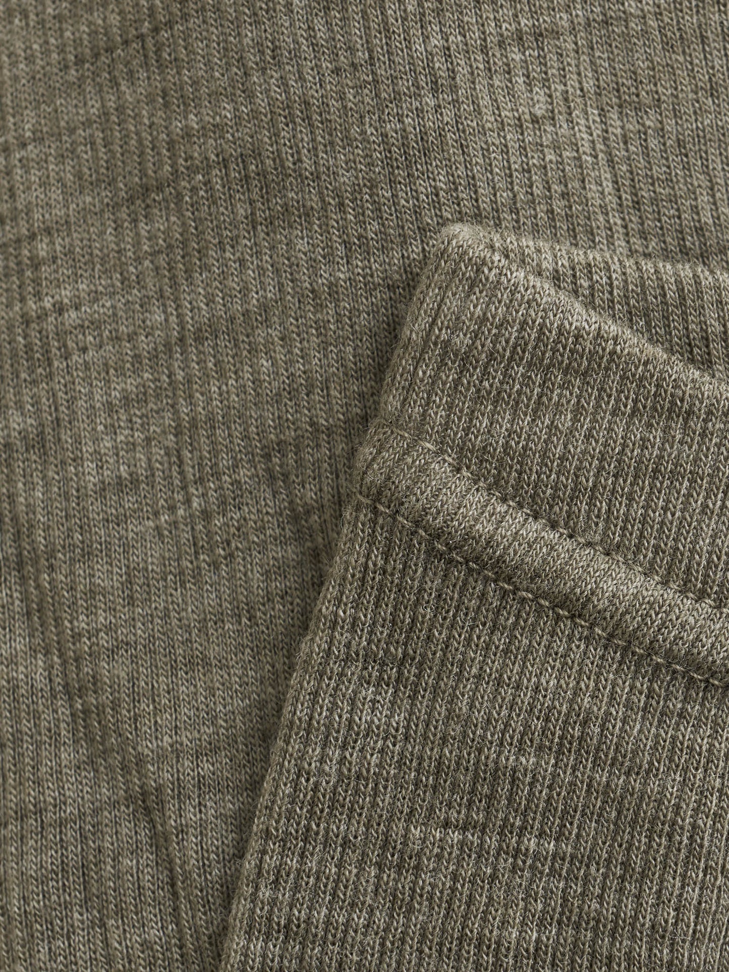 Detailansicht der CeLaVi Leggings aus weicher Wolle in Dusky Green – erhältlich im Bärechind in Winterthur, Zürich, Schweiz.