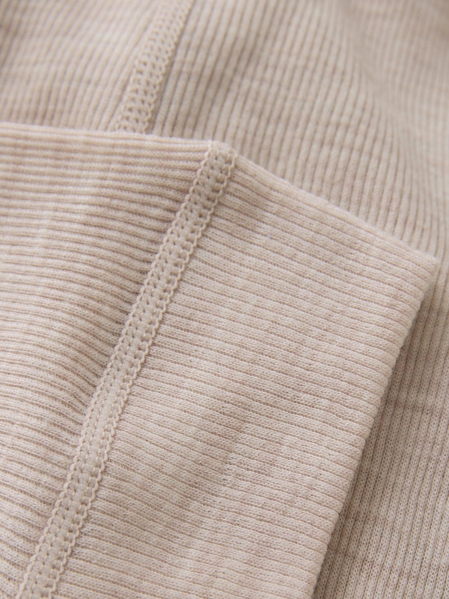 Stoffdetail der CeLaVi Leggings aus Wolle – Farbe Rose Dust, erhältlich im Bärechind in Winterthur, Zürich, Schweiz.