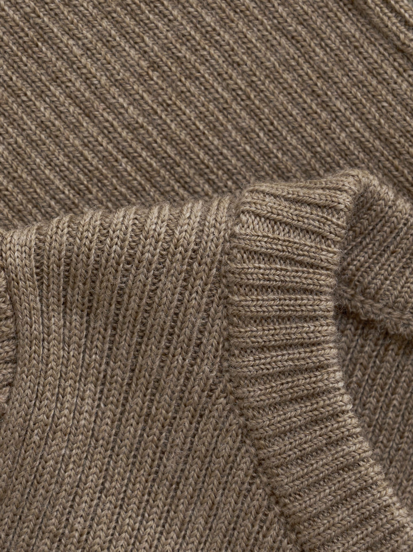 Detailaufnahme des Saums der CeLaVi Strickjacke in Cocoa – im Bärechind in Winterthur, Zürich, Schweiz.