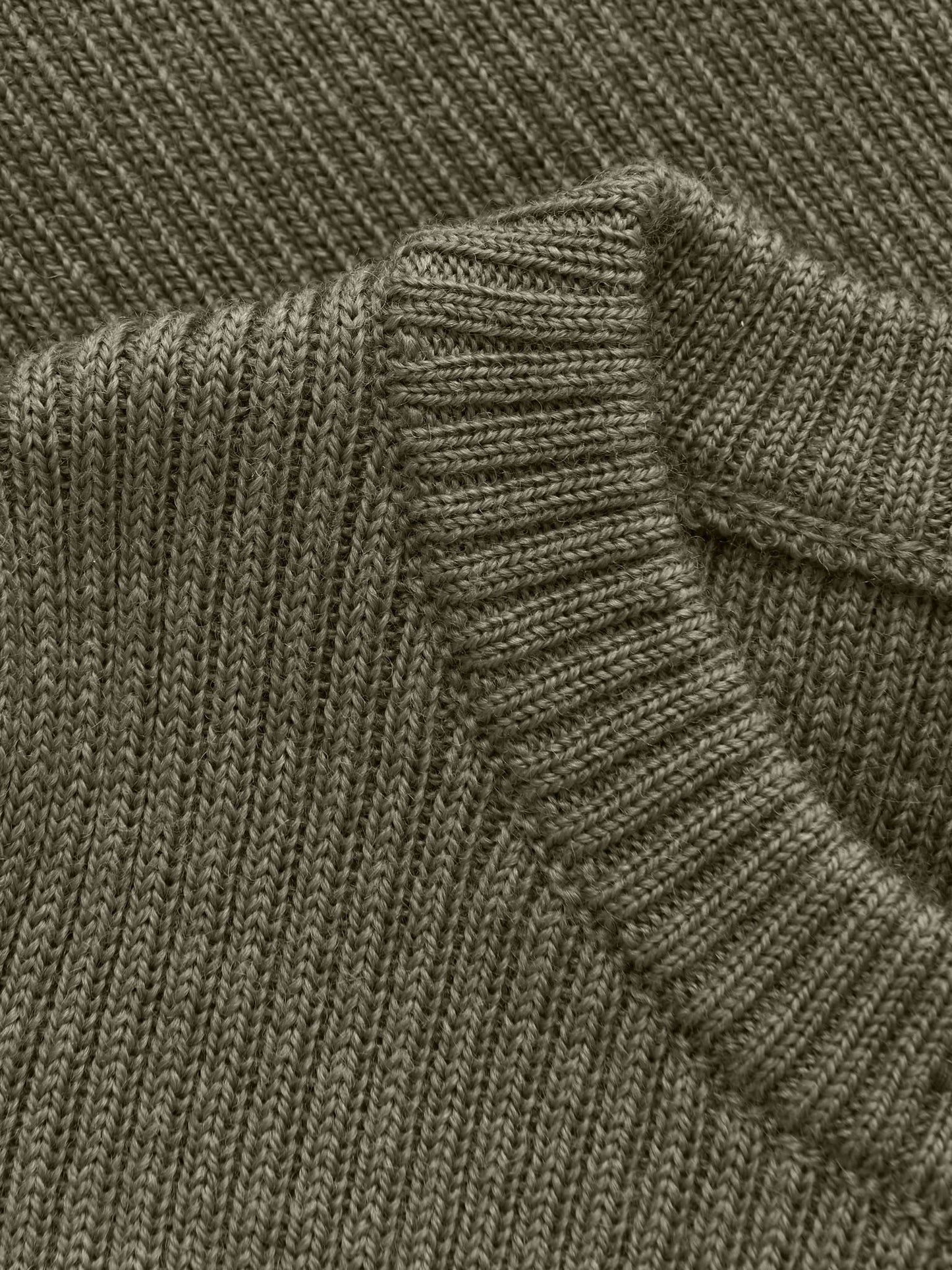 Detailaufnahme der Knopfleiste des CeLaVi Cardigans aus Wolle – Bärechind, Winterthur, Zürich, Schweiz.