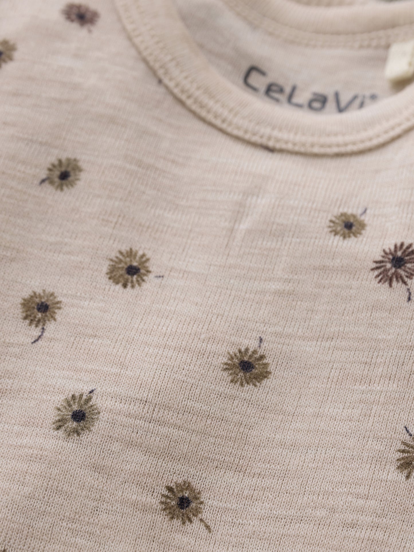 Detailansicht des CeLaVi Wollbodys mit Blumenmuster, erhältlich im Bärechind in Winterthur, Zürich Schweiz.