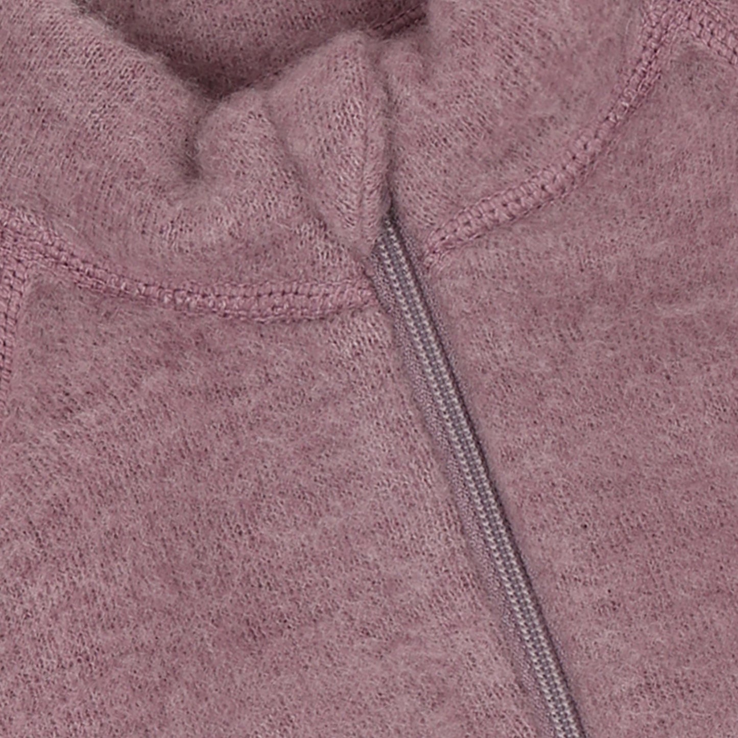 Detailansicht des durchgehenden Reissverschlusses der Wollfleecejacke