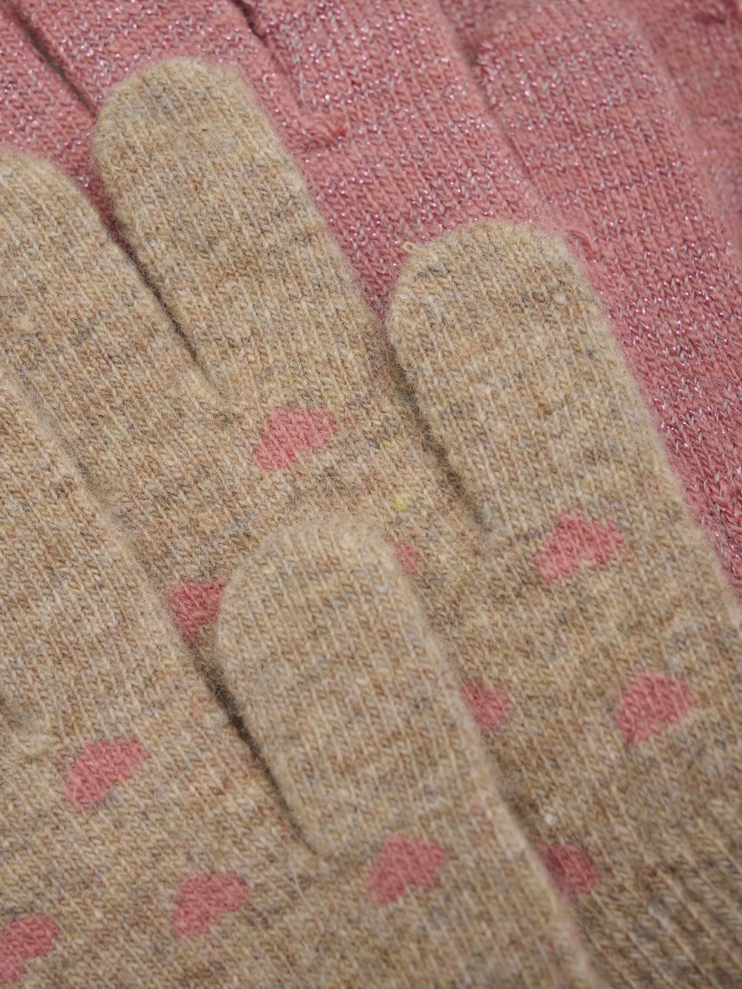 Detailaufnahme CeLaVi Wollhandschuhe Kinder Beige mit Herzchen – weiche Winterwolle, erhältlich im Bärechind Winterthur Schweiz