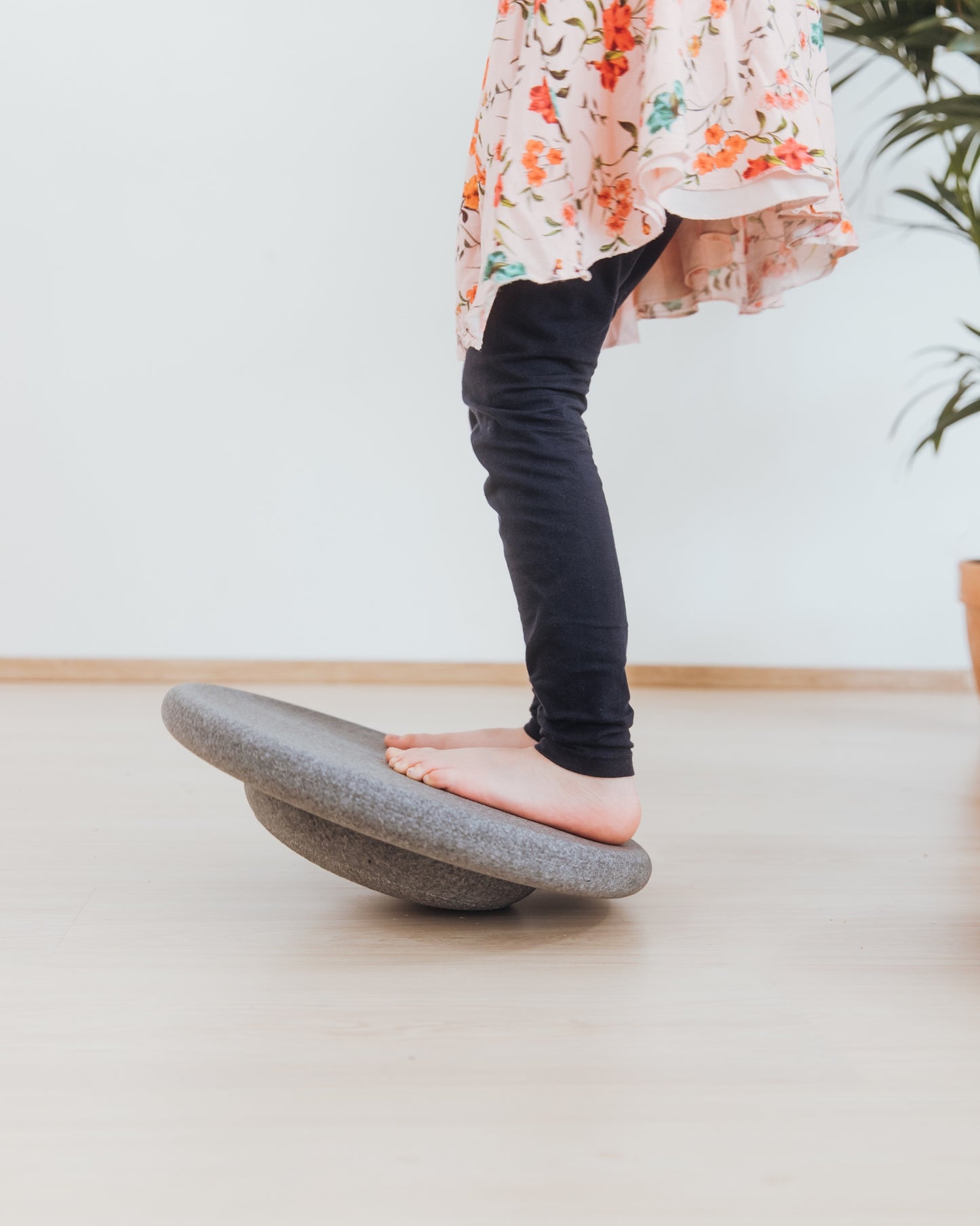 Kind balanciert drinnen auf dem grauen Balance Board – Bewegung mit Stil und Stabilität im Bärechind Schweiz