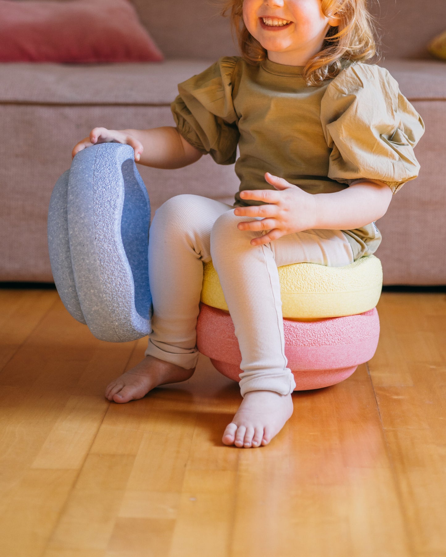 Chind bim Spiele mit Stapelstein – dis Bärechind in Winti- nachhaltig für all Wintichind.