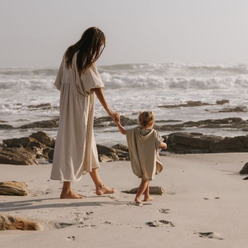 Kind trägt Cloby UV-Poncho in Sandy Beach am Strand – Leichter, atmungsaktiver Poncho mit UPF 50+ Sonnenschutz. Perfekt für Strand, Spielplatz und Alltag. Jetzt in Winterthur, Zürich, Schweiz erhältlich.