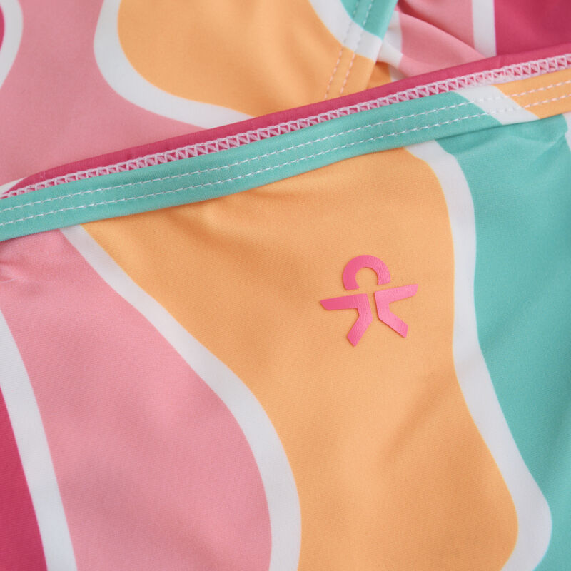 Detailansicht des bunten Stoffmusters mit Logo auf dem Bikini von Color Kids